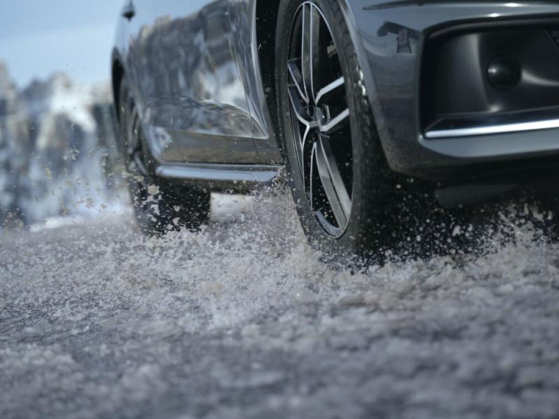 Aquaplaning na czym polega oraz dlaczego i jak nal...